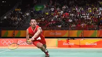 Lin Dan berusaha mengembalikan kok saat melawan pebulutangkis Malaysia, Lee Chong Wei dpada semifinal bulutangkis Olimpiade Rio 2016 di  Riocentro stadium, Rio de Janeiro, (19/8/2016). (AFP/Goh Chai Hin)