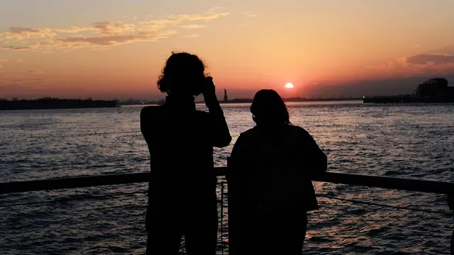 Menikmati Sore Sambil Melihat Matahari Terbenam di Taman Brooklyn