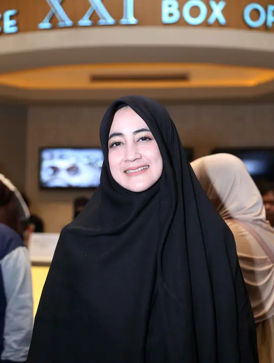 Bahkan, menurut kabar yang beredar, bahwa Umi Pipik telah menikah siri dengan Sunu. Seperti diketahui, Sunu memutuskan meninggalkan bandnya untuk memperdalam agama. (Nurwahyunan/Bintang.com)