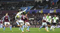 Jarell Quansah dari Liverpool mencetak gol ketiga timnya dalam pertandingan sepak bola Liga Premier Inggris antara Aston Villa dan Liverpool di stadion Villa Park di Birmingham, Inggris, Senin, 13 Mei 2024. (Bradley Collyer/PA via AP)