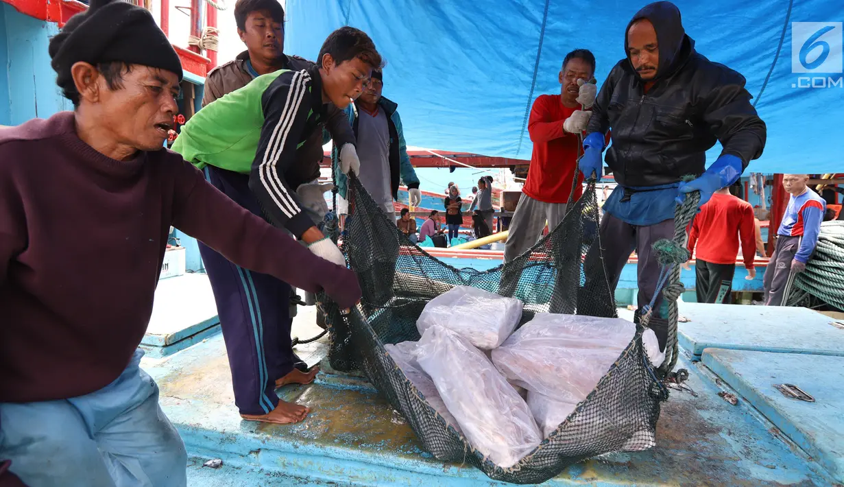 Nelayan memindahkan ikan laut hasil tangkapan di Pelabuhan Muara Angke, Jakarta, Kamis (26/10). Kementerian Kelautan dan Perikanan (KKP) menyatakan hasil ekspor perikanan Indonesia menunjukkan peningkatan. (Liputan6.com/Angga Yuniar)