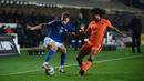 Bek Belanda, Nathan Ake, berebut bola dengan gelandang Italia, Nicolo Barella, pada laga lanjutan UEFA Nations League di Atleti Azzurri d'Italia Stadium, Kamis (15/10/2020) dini hari WIB. Italia imbang 1-1 atas Belanda. (AFP/Marco Bertorello)