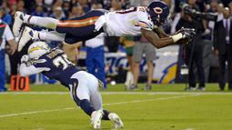 Pemain Rugby Chicago Bears, Alshon Jeffery ditekel pemain rugby San Diego Chargers, Patrick Robinson pada laga NFL di Stadion Qualcomm, USA, Selasa (10/11/2015). (USA Today Sports/Jake Roth)