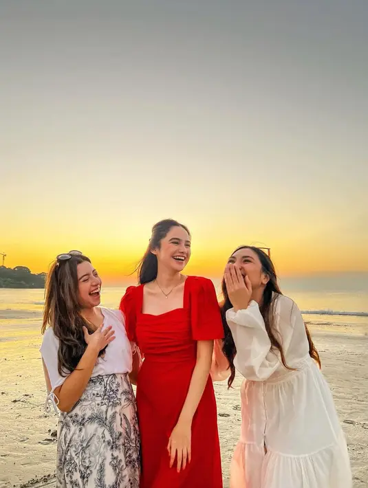 3. Syifa Hadju cantik dibalut gaun merah. [Foto: Instagram/rizkinanazarr]