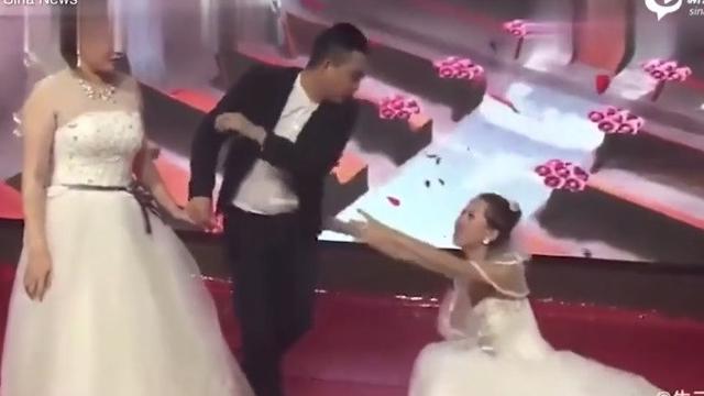 wanita datang ke pernikahan mantan pakai gaun pengantin