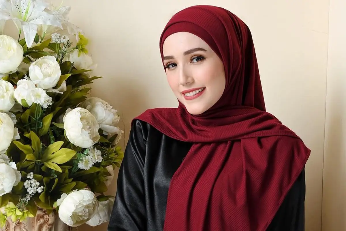 Penampilan Istri Pasha Ungu, Adelia Stylish Dibalut Hijab