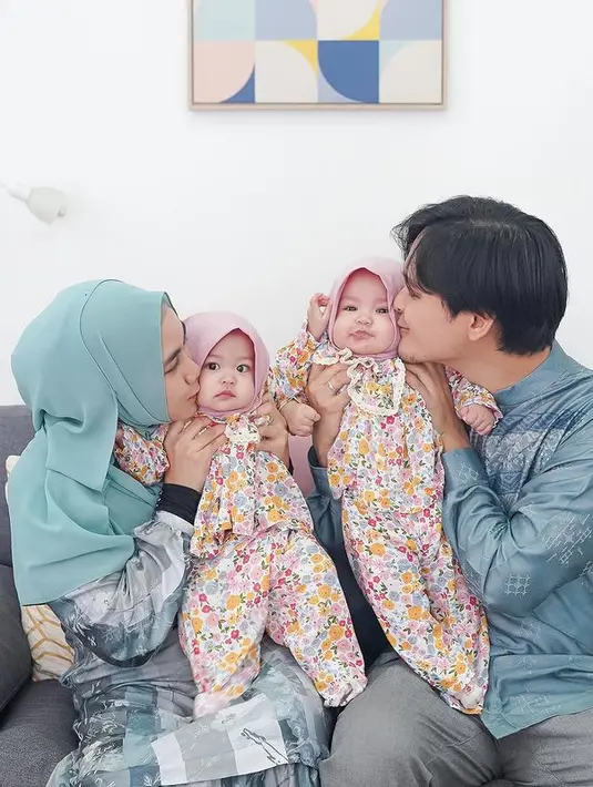 Anisa Rahma asuh buah hati [Instagram/anisarahma_12]