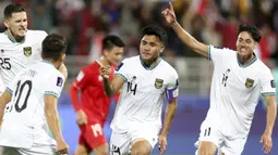 Selebrasi bek Timnas Indonesia, Asnawi Mangkualam (tengah) setelah menjebol gawang Vietnam melalui eksekusi penalti pada laga kedua Grup D Piala Asia 2023 di Abdullah Bin Khalifa Stadium, Doha, Qatar, Jumat (19/1/2024). (AP Photo/Hussein Sayed)