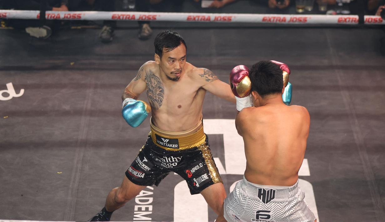 Sementara, Rudy Golden Boy merupakan CEO Baku Hantam yang memiliki segudang pengalaman di Mix Martial Art (MMA) terkhusus Muay Thai. Tampak dalam foto, Rudy Golden Boy (kiri) saat bertanding melawan Paris Fernandez pada laga HSS Series 6 di W Superclub Gatsu, Jakarta, pada Senin (10/11/2025) dini hari WIB. (Bola.com/M Iqbal Ichsan)