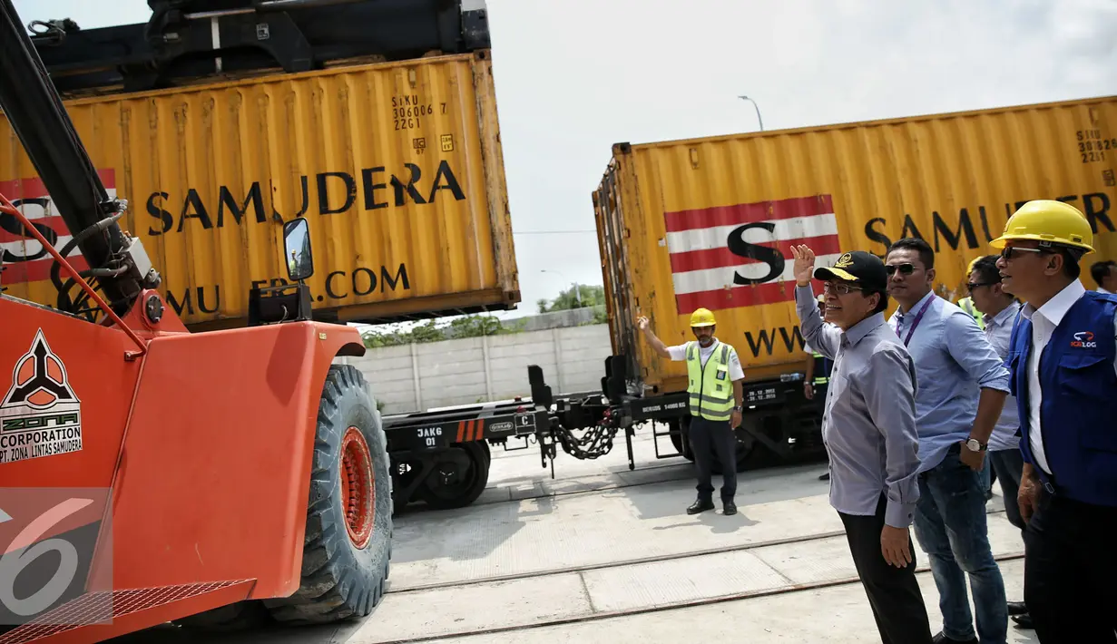 Rizal Ramli menyaksikan proses bongkar muat KA Logistik dari Stasiun Pasoso menuju Pelabuhan Tanjung Priok, Jakarta, Kamis (18/2). Pengoperasian KA Logistik dimaksudkan untuk mengurangi sepertiga kemacetan pelabuhan. (Liputan6.com/Faizal Fanani)