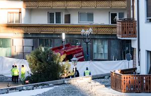 Petugas kepolisian memeriksa area lokasi terjadinya kebakaran di Crans-Montana, Pegunungan Alpen Swiss, Swiss, pada Kamis (1/1/2026). (Dok. Alessandro della Valle/Keystone via AP)