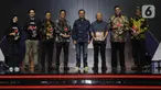 CEO Kapanlagi Youniverse (KLY) Steve Christian (kelima kiri) dan Menteri Koperasi dan Usaha Kecil Menengah Teten Masduki berfoto bersama penerima Merdeka Awards di di Gedung SCTV Tower, Jakarta, Rabu (30/8/2023). (merdeka.com/Imam Buhori)