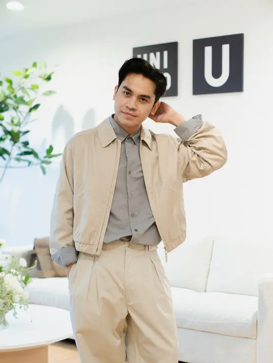 Koleksi utilitas yang ikonik di UNIQLO U Untuk tampil dalam mix and match yang seru, UNIQLO U menghadirkan berbagai pilihan atasan mulai dari T-shirt, kemeja, juga sweater. Berbagai pilihan ini memberikan keleluasaan dalam bergaya, terutama saat dijadikan layer dalam dan dipadankan dengan celana serta jaket yang keren.  [@Uniqlo]