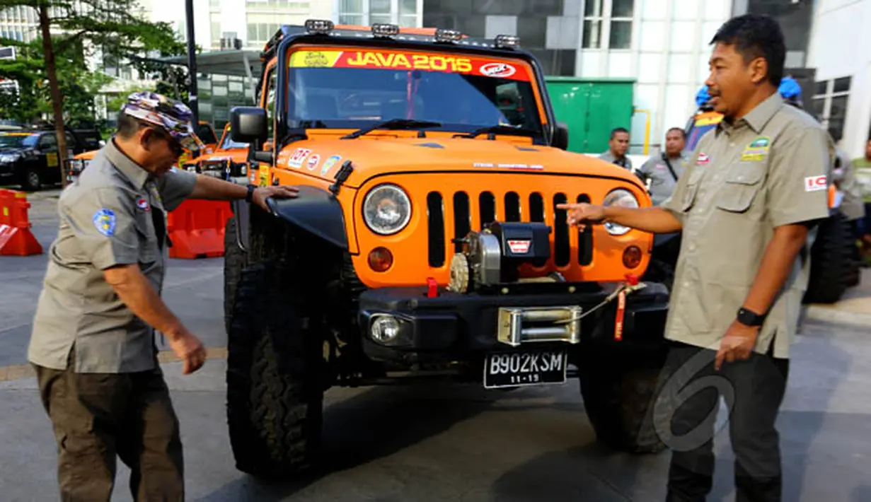 Expedition Leaders Indonesia Off Road Expedition 2015 Syamsir Alan (kiri) berbincang dengan Ketua Panitia Indonesia Off Road Expedition 2015 Sri Hascaryo seusai memberikan keterangan kepada wartawan di Jakarta, Jumat (6/2/2015). (Liputan6.com/Johan Tallo)
