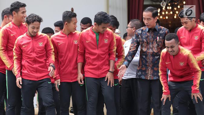 Presiden Joko Widodo bersiap berfoto bersama pemain Timnas U-22 Indonesia di Istana Merdeka, Jakarta, Kamis (28/2). Jokowi mengadakan pertemuan dengan Timnas U-22 Indonesia yang baru saja menjuarai turnamen Piala AFF U-22. (Liputan6.com/Angga Yuniar)