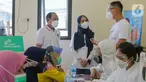 (Ki-Ka) Camat Kopo Serang Banten Tenda Subekti, Senior Brand Manager PT Coca-Cola Indonesia Fitriana Adhisti dan Founder Yayasan Sejuta Kacamata Untuk Indonesia Heribertus Denny berbincang pada donasi kacamata berbahan daur ulang plastik  
di Serang, Kamis (24/06/2021) (Liputan6.com/HO/Pipit)