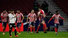 Penyerang Atletico Madrid, Angel Correa (kedua kiri) bersama rekan setim merayakan golnya ke gawang Valencia pada jornada ke-20 Liga Spanyol di Wanda Metropolitano, Senin (25/1/2021) dini hari WIB. Atletico Madrid memetik kemenangan 3-1 atas Valencia. (PIERRE-PHILIPPE MARCOU/AFP)