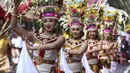 Penari wanita tampil saat pembukaan Pesta Kesenian Bali di Bali, Indonesia, 12 Juni 2022. Pulau Bali saat ini menggelar Pesta Kesenian Bali tahunan selama sebulan dari 12 Juni hingga 10 Juli. (AP Photo/Firdia Lisnawati)
