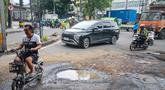 Pengendara menghindari kerusakan di Jalan Mitra Bahari, Penjaringan Jakarta Utara, Selasa (03/02/2026). Tingginya curah hujan yang mengguyur Jakarta berimbas pada rusaknya sejumlah ruas jalan. (merdeka.com/Arie Basuki)