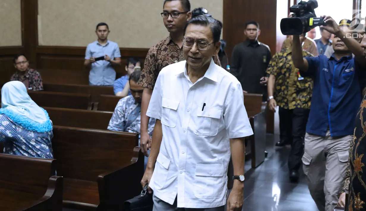 Mantan Wapres, Boediono bersiap menjadi saksi pada sidang lanjutan dugaan korupsi penerbitan SKL BLBI dengan terdakwa mantan kepala BPPN, Syafruddin Arsyad Temenggung di Pengadilan Tipikor, Jakarta, Kamis (19/7). (Liputan6.com/Helmi Fithriansyah)