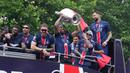 Pawai dengan bus terbuka dilakukan PSG di ibu kota, melintasi Champs-Elysees, jalan paling terkenal di Prancis. (AP Photo/Thibault Camus)