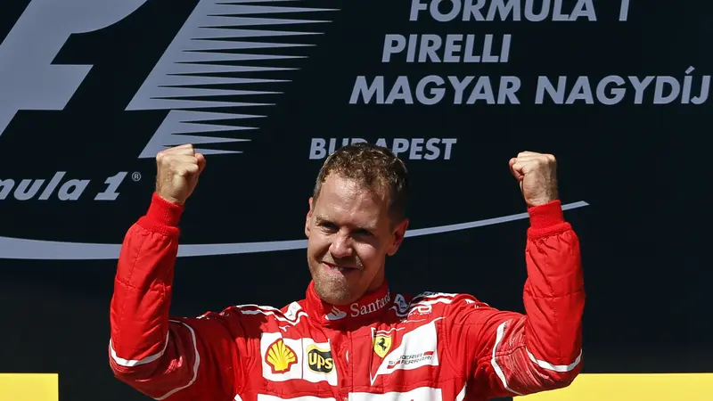 Pembalap Ferrari, Sebastian Vettel, rayakan kemenangan GP Hungaria di Sirkuit Hungaroring, Minggu (30/7/2017). 