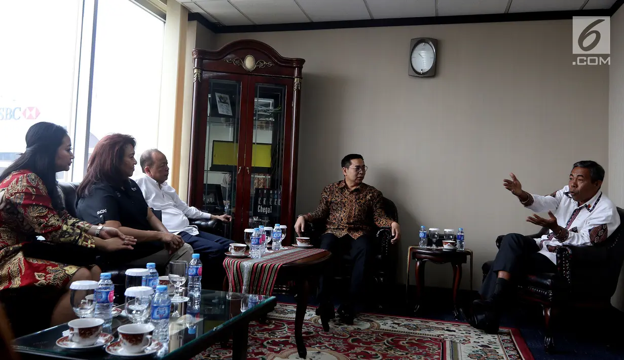 Duta Besar Timor Leste untuk Indonesia Alberto Carlos (kanan) berbincang dengan jajaran EMTEK dan SCM Group di Jakarta, Kamis (9/8). Pertemuan membahas kerja sama di sektor media. (Liputan6.com/JohanTallo)