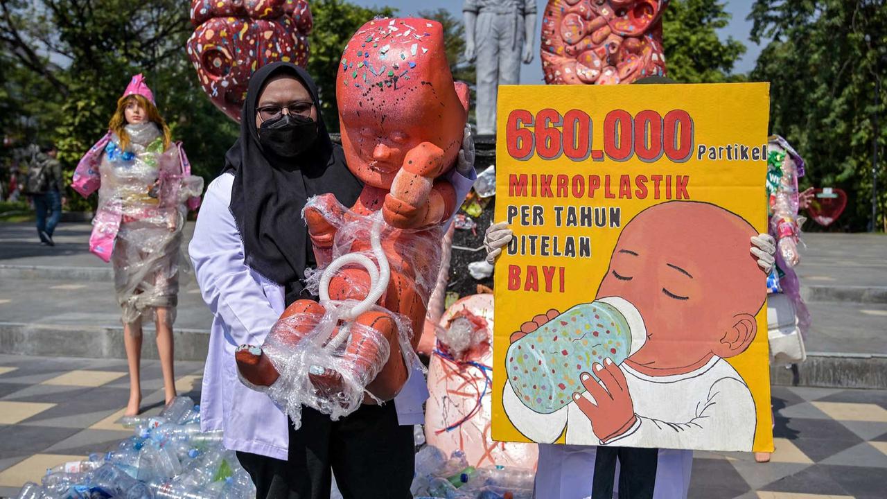 FOTO: Instalasi Jantung Rusak di Surabaya Serukan Bahaya Mikroplastik Bagi Manusia