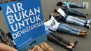 Suasana saat aktivis Wahana Lingkungan Hidup (Walhi) menggelar aksi terkait Hari Air Sedunia di depan Istana Negara, Jakarta, Kamis (22/3). Hari Air Sedunia diperingati setiap tanggal 22 Maret. (Liputan6.com/Immanuel Antonius)
