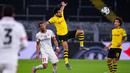 Gelandang Borussia Dortmund, Emre Can, berebut bola dengan penyerang Mainz, Karim Onisiwo, pada laga lanjutan Bundesliga di Signal Iduna Park, Dortmund, Kamis (18/6/2020) dini hari WIB. Borussia Dortmund menyerah 0-2 atas Mainz. (AFP/Guido Kirchner/pool)