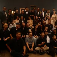 Setelah foto bersama 18 Artis yang terlibat untuk pemotretan Ultah Bintang.com berfoto bareng redaksi dan seluruh kru yang terlibat. (Galih W. Satria/Bintang.com)
