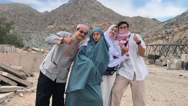 Bikin Pangling, Ini 7 Pesona Hana Saraswati Kenakan Hijab Saat Umroh