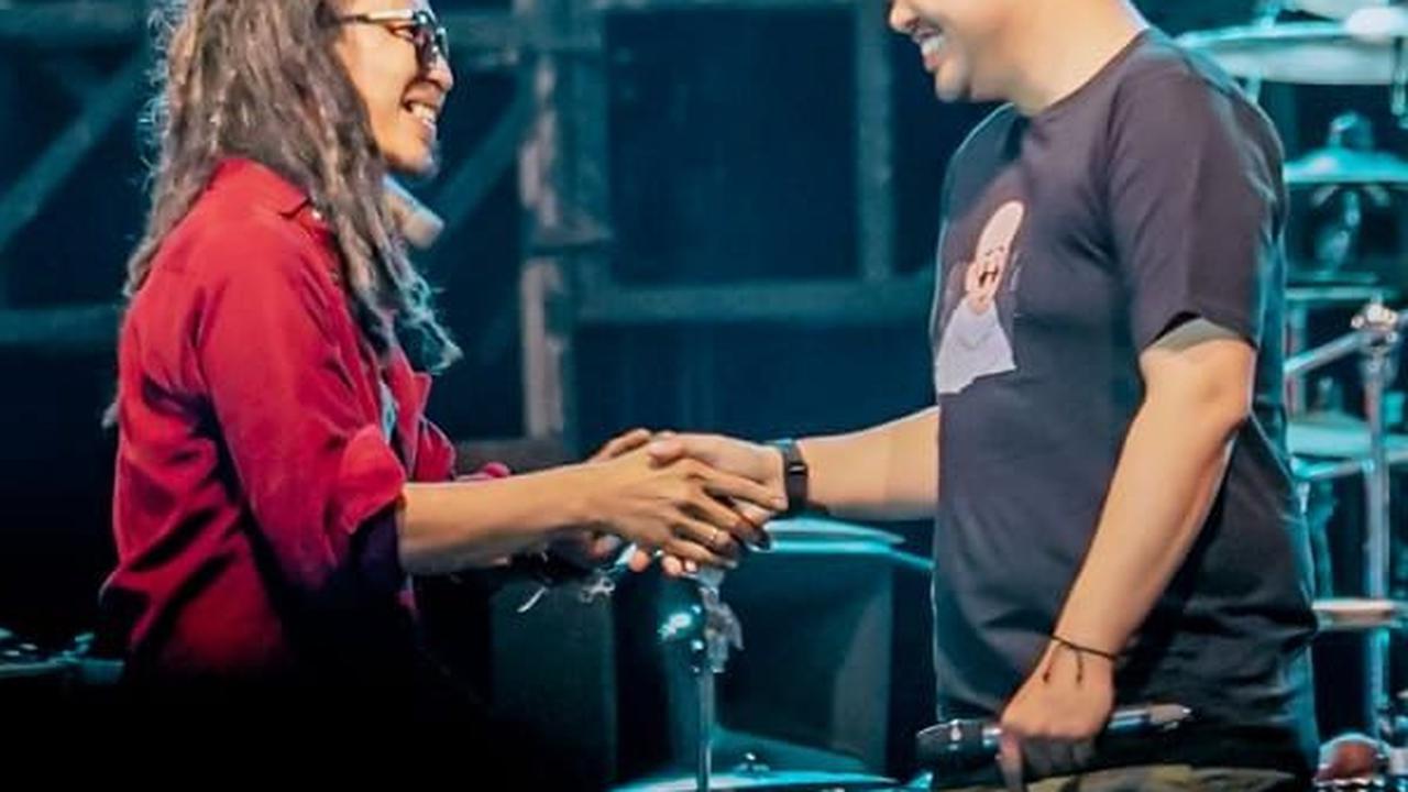 Ipang mengajak Bobby Nasution untuk bernyanyi bersama