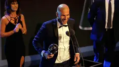 Senyum Zinedine Zidane saat memberi sambutan setelah meraih penghargaan pelatih terbaik pada acara The Best FIFA Football Awards 2017 di London, Inggris (23/10). Ini menjadi gelar pertama Zidane menjadi pelatih terbaik dunia. (AP Photo/Alastair Grant)