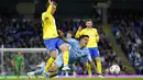 Pemain Manchester City Joao Cancelo (kanan) dilanggar oleh pemain Brighton and Hove Albion Lewis Dunk pada pertandingan sepak bola Liga Inggris di Etihad Stadium, Manchester, Inggris, 20 April 2022. Manchester City menang 3-0. (AP Photo/Dave Thompson)