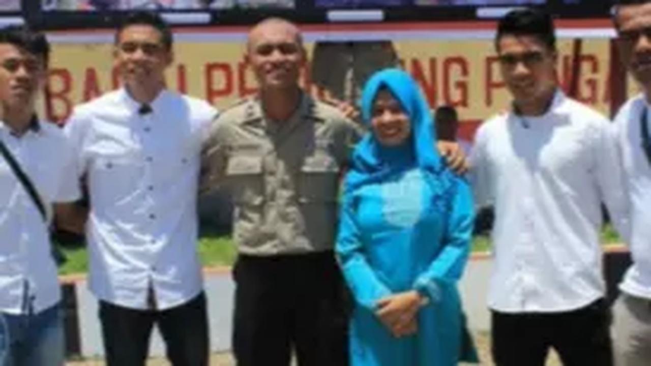 Pasangan suami istri ini berjuang sekuat tenaga untuk bisa mengantarkan ke enam anaknya menuju kesuksesan.