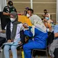 Warga menerima dosis vaksin virus corona COVID-19 Sinovac di sebuah mal di Surabaya, Jawa Timur, Kamis (23/9/2021). Vaksinasi COVID-19 di Surabaya dilakukan di fasilitas kesehatan, mal, perkantoran, kelurahan hingga balai RW. (Juni Kriswanto/AFP)