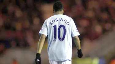 Manchester City&#039;s Robinho walks during the Middlesbrough versus Manchester City premiership match in Middlesbrough, on October 29, 2008. AFP PHOTO/CRAIG BROUGH