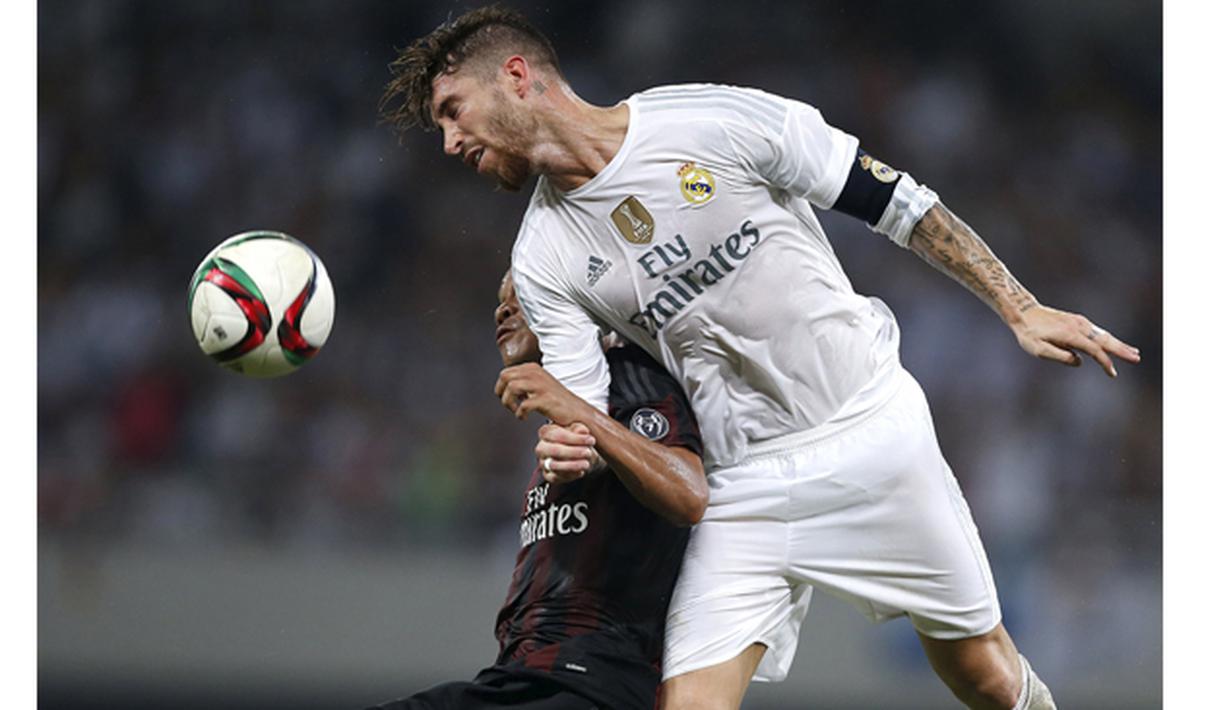 Pemain AC Milan, Carlos Bacca melakukan duel udara dengan pemain Real Madrid, Sergio Ramos pada laga International Champions Cup 2015 di Shanghai, China, Kamis (30/7). (Reuters Aly Song)