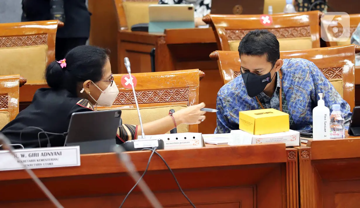 Menteri Pariwisata dan Ekonomi Kreatif Sandiaga Uno (kanan) saat mengikuti rapat kerja dengan Komisi X DPR di Kompleks Parlemen, Senayan, Jakarta, Kamis (2/6/2022). Rapat tersebut membahas RKA-K/L dan RKP K/L Kemenparekraf Tahun 2023. (Liputan6.com/Angga Yuniar)