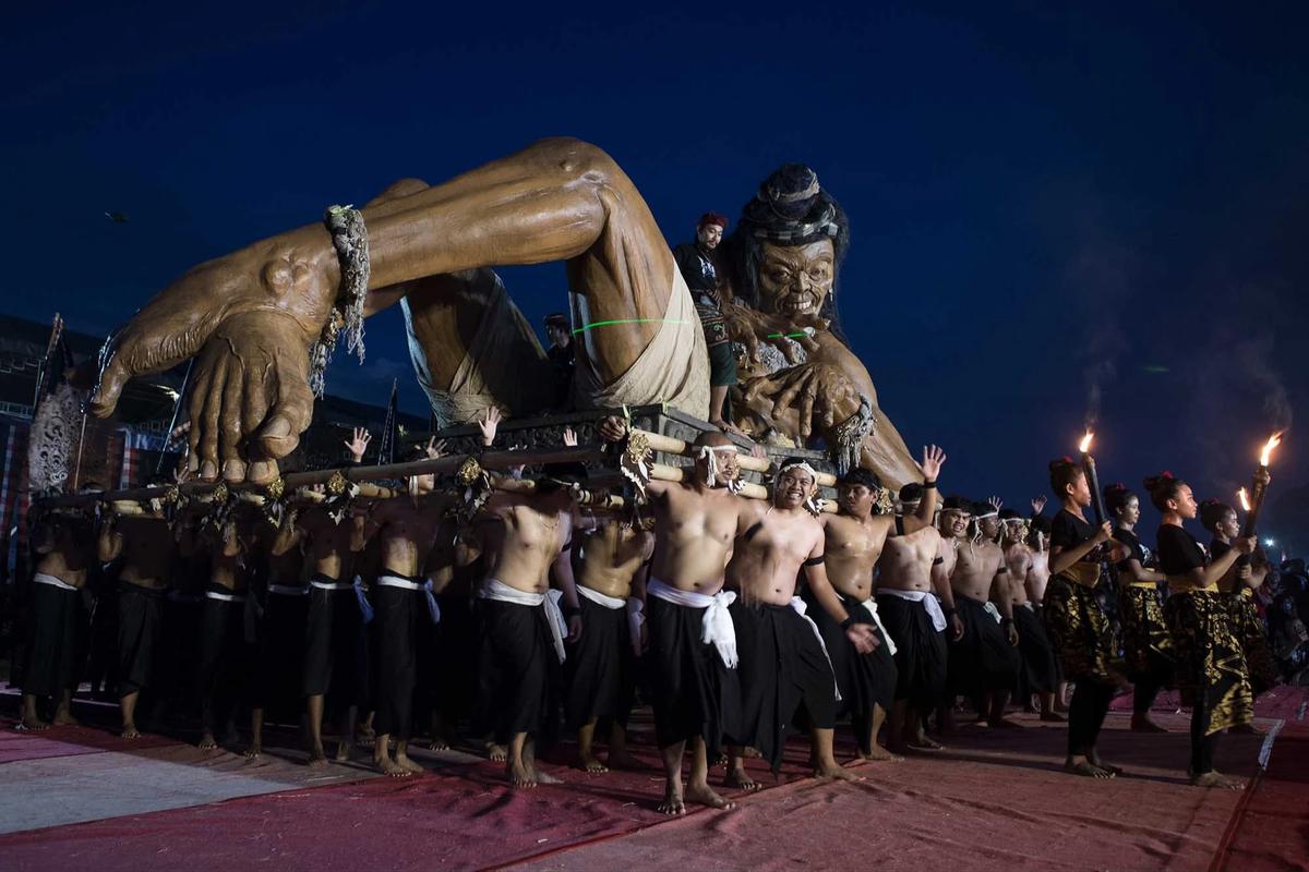FOTO: Pawai Ogoh Ogoh Semarakkan Malam Pengerupukan di Denpasar