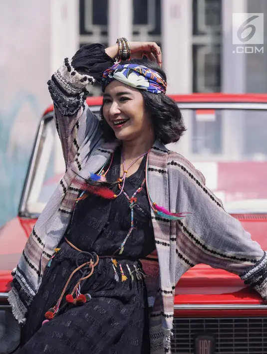 Penyanyi Uut Permatasari berpose saat pembuatan video klip terbarunya di kawasan Kota Tua, Jakarta, Kamis (5/7). Video klip tersebut berjudul 'hae hae' dari single terbaru Uut Permatasari. (Liputan6.com/Faizal Fanani)