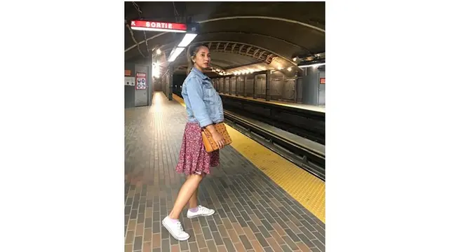 Saat di Kanada, Cut Memey juga memanfaatkan transportasi umum yang ada di sana.