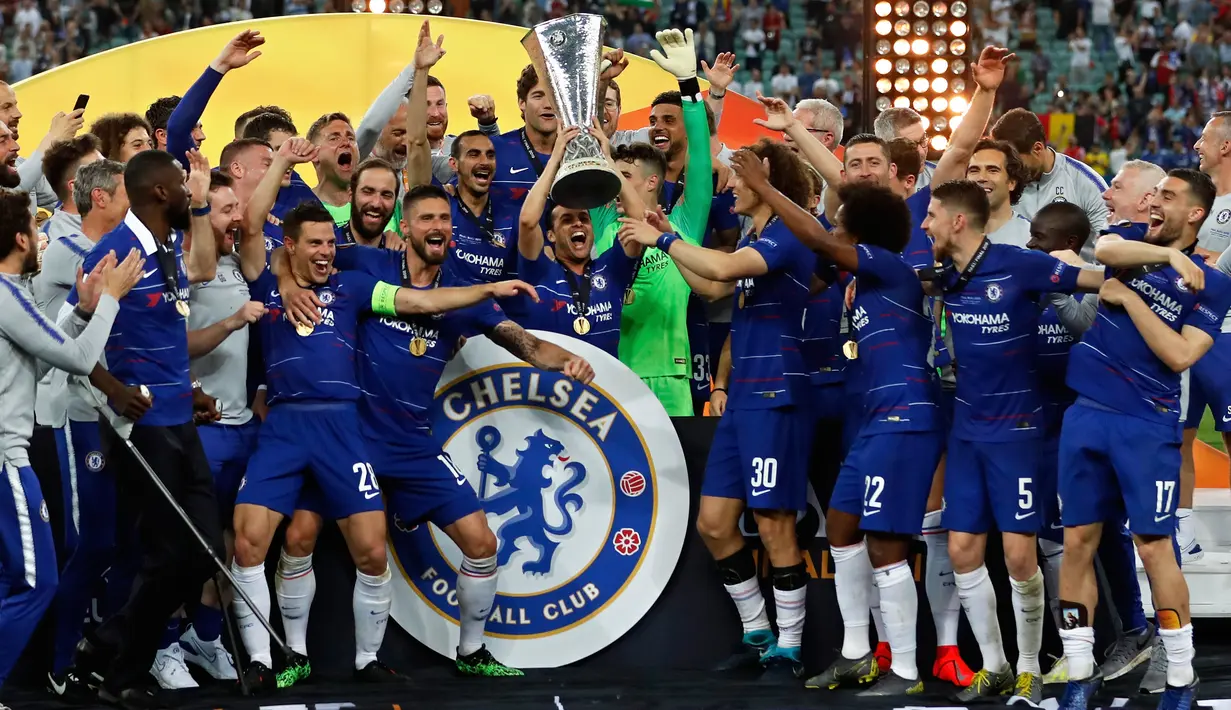 Para pemain Chelsea berselebrasi saat meraih trofi  Liga Europa usai mengalahkan Arsenal pada pertandingan Final Liga Europa di stadion Olimpiade di Baku, Azerbaijan (30/5/2019). Chelsea berhasil mengalahkan Arsenal 4-1. (AP Photo/Darko Bandic)