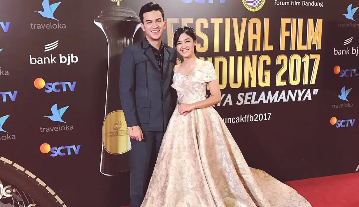 Tidak hanya itu, Syifa dan Rizky kembali berlenggang di red carpet dalam acara malam puncak Festival Film Bandung (FFB) 2017, yang diselenggarakan pada beberapa bulan silam. (Instagram/cutsyifaa)