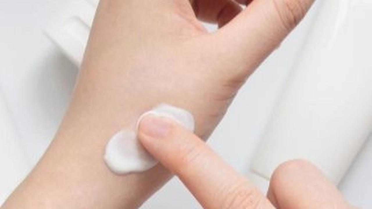 2. Utamakan Skincare Krim yang Mengandung Pelembab<br>