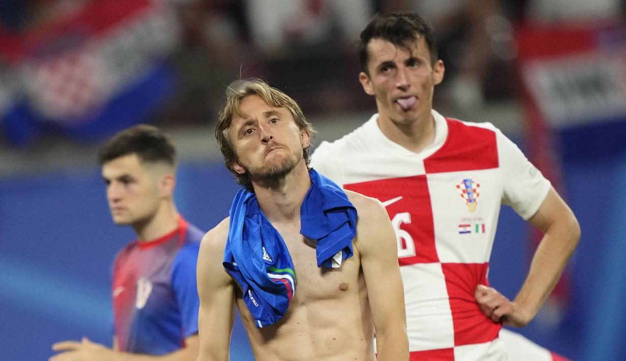 Kapten Kroasia Luka Modric merasa sangat kecewa gagal membawa timnya meraih kemenangan melawan Italia. Kemenangan di depan mata sirna berkat gol pemain Italia Mattia Zaccagni menjelang akhir pertandingan. (AP Photo/Ebrahim Noroozi)