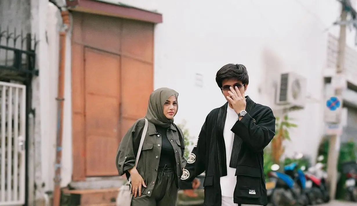 Aurel mengaku menjalani program diet dan rutin berolahraga. Hasilnya kini terlihat jelas, dengan banyak pujian dari warganet. Ia berhasil kembali langsing tanpa meninggalkan peran sebagai ibu.  (Liputan6.com/IG/@aurelie.hermansyah)
