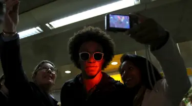 Gelandang Brasil, Willian berselfie bersama fans usai mengikuti turnamaen Copa Amerika 2015 di bandara Guarulhos International, Sao Paulo, Brasil, (28/6/2015). Brasil Kalah di perempat final melawan Paraguay dalam adu Penalti. (REUTERS/Paulo Whitaker)