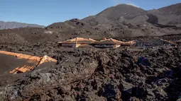 Foto pada 4 Januari 2022 terlihat rumah-rumah yang rusak akibat aliran lahar gunung berapi Cumbre Vieja, di Pulau La Palma, Spanyol. Lava Cumbre Vieja menghancurkan lebih dari 1.300 rumah dan 1.250 hektar lahan, banyak di antaranya ditanami pisang, alpukat atau tanaman merambat. (DESIREE MARTIN/AFP)
